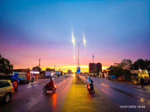 Une photographie d'une rue de Ouagadougou prise par le photographe burkinabè Bruno Kiemtoré